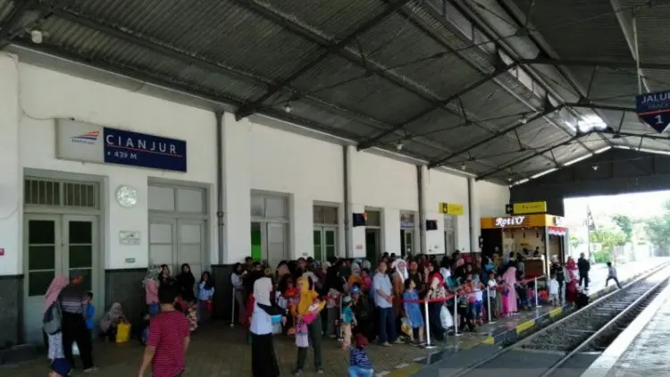 Stasiun KA Cianjur PAsang Pagar Pembatas Peron