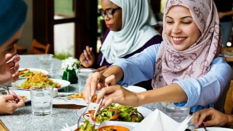 Makan dan Minum dengan Tangan Kiri dan Kanan