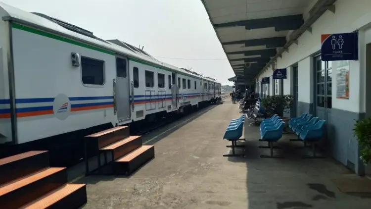 Sepuluh Kerata Api Jarak Jauh 'Mampir' di Stasiun Karawang