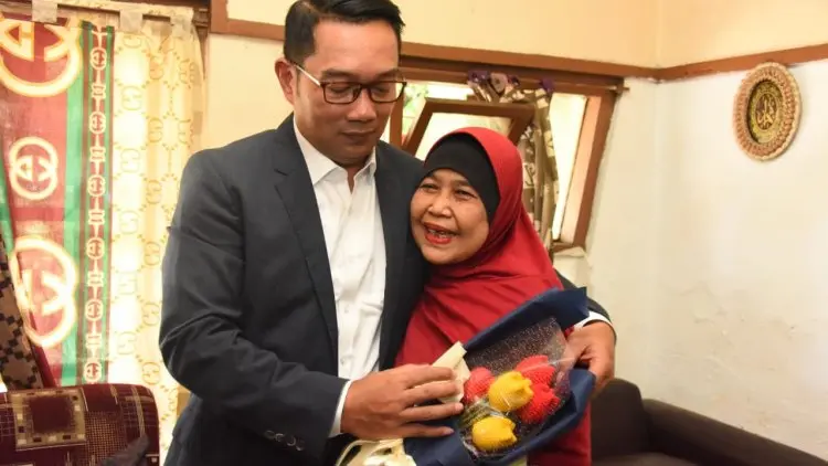 Ridwan Kamil Beri Hadiah Umroh Guru Semasa SD