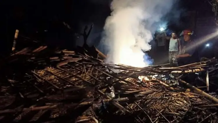 Bakar Sampah, Kandang Ludes, Tubuh Melepuh