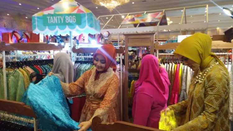 Athalia Ridwan Kamil Pakai Batik Karya Anak Sultan