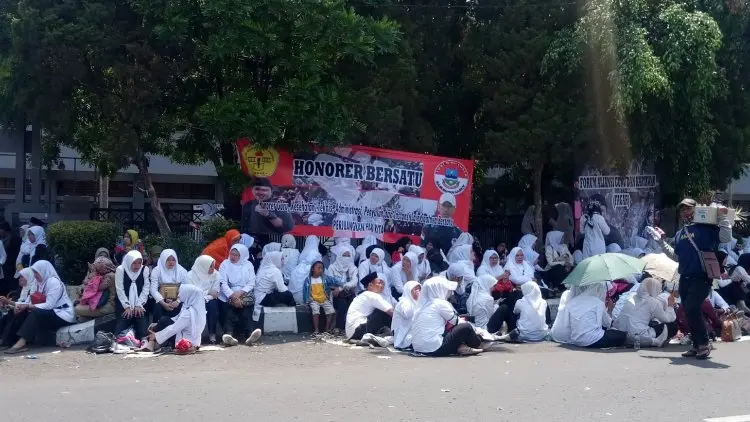 Pemerintah Harus Beri Honorer Upah Layak