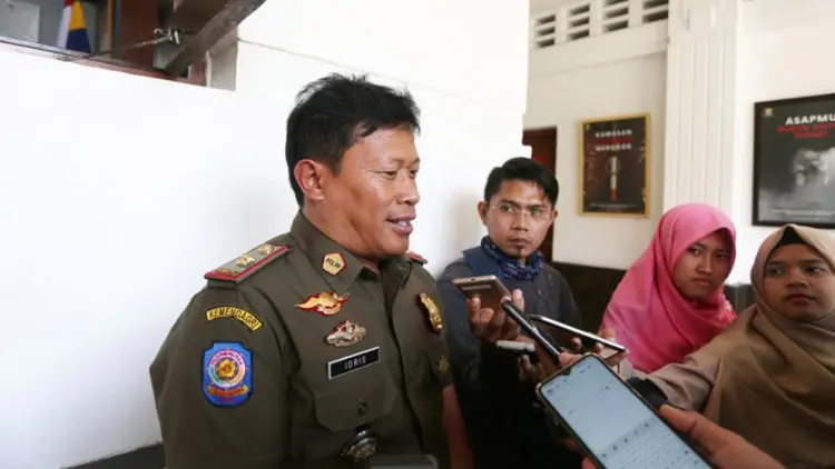 Gerebek 13 Titik, Satpol PP Kota Bandung Sita Ribuan Botol Minol Ilegal