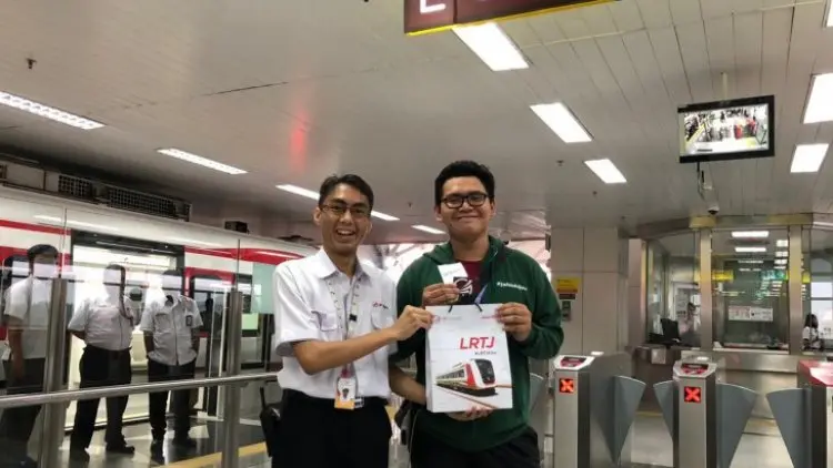 Pembeli Tiket Pertama LRT Dapat Kejutan