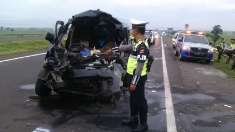 Tabrak Belakang, Enam Nyawa Melayang di Jalur Cipali