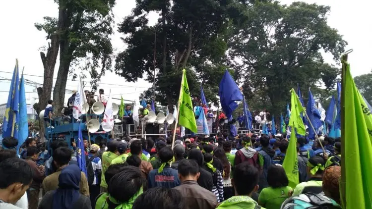 Ribuan Buruh Desak Gubernur Emil dengan Tiga Tuntutan Ini