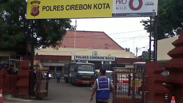 Ngaku Polisi, Kawanan Ini Bajak Truk