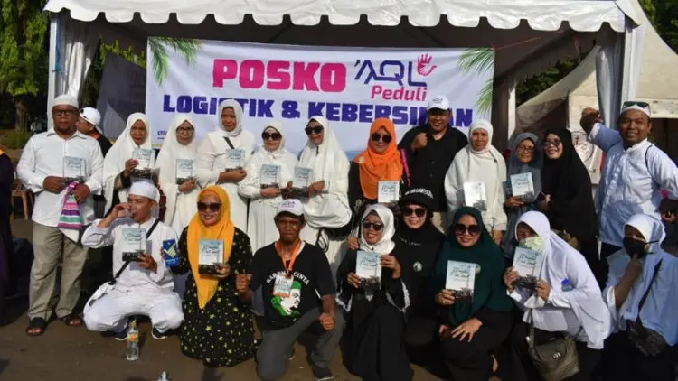 Momen Reuni 212, JITU Bagikan Buku "Mengetuk Pintu Langit"