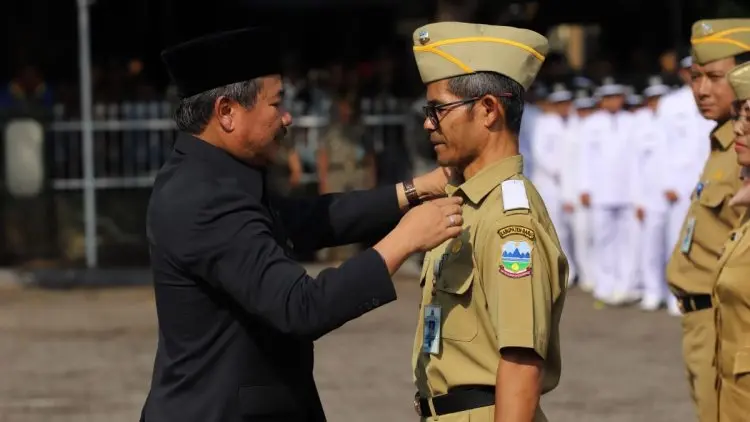 Bupati Rudy Lantik 6 Eselon 2 Hasil Seleksi
