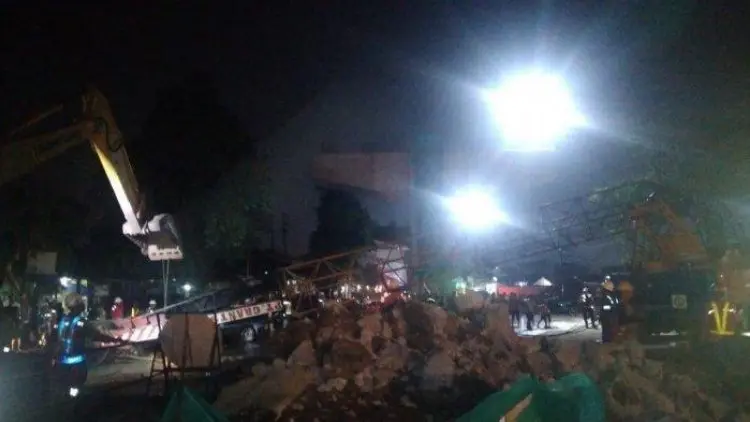Crane Proyek Tol BORR Seksi IIIa Patah