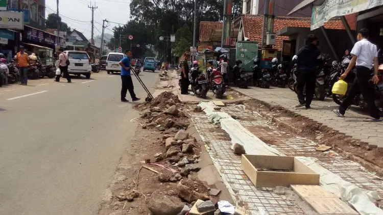 Akhir Tahun, Dinas PUTR Targetkan Pembangunan Trotoar Soreang Rampung