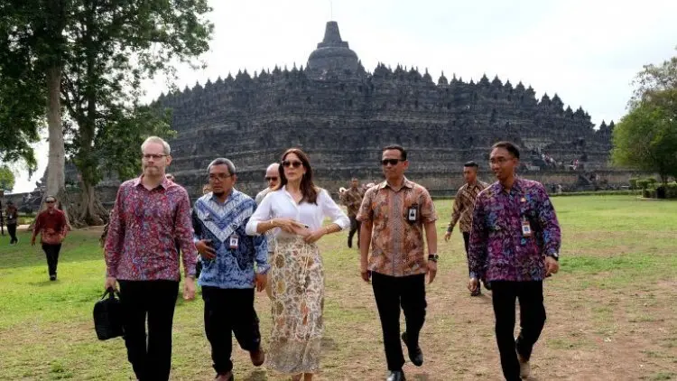 Ke Candi Borobudur, Putri Mahkota Denmark Lakukan Ini