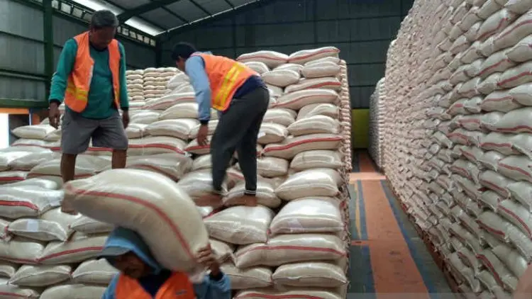 Serapan Beras Petani Cirebon Lampaui Target