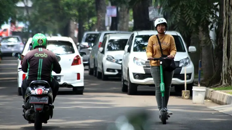 Foto: Skuter Listrik di Jalan Raya, Pengamat Minta Pemkot Buat Peraturan