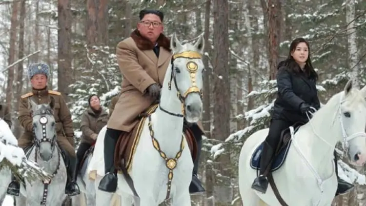 Kim Jong-un Naik Kuda Putih ke Gunung Suci