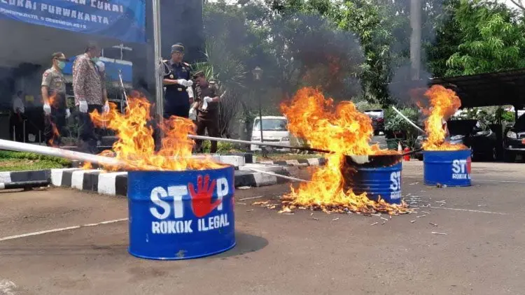 KPPBC Purwakarta Musnahkan Produk Tembakau dan Likuid Vape Bodong