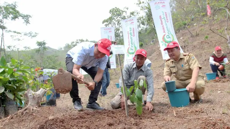 AHM Tanam 1.000 Pohon Buah Langka di Padalarang
