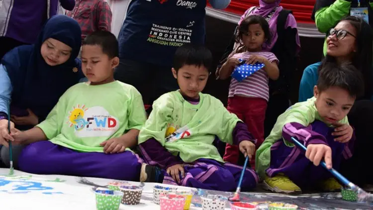 Hari Disabilitas Internasional, Atalia Melukis Bersama Anak Disabilitas