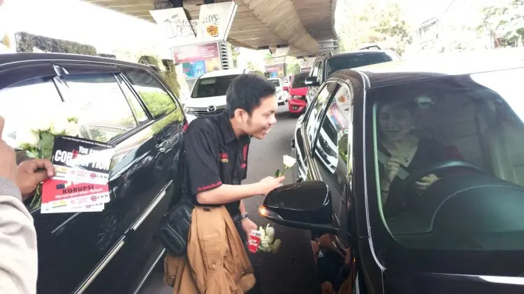Hari Anti Korupsi, Jurnalis Hukum Bandung Bagikan Bunga