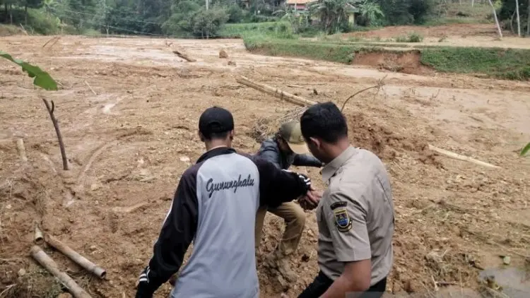 Akses Jalan Tertutup Akibat Longsor di Gunung Halu KBB