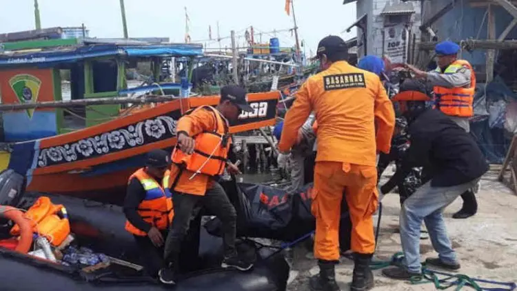 Tim SAR Temukan Jasad Nelayan yang Tenggelam di Perairan Cirebon