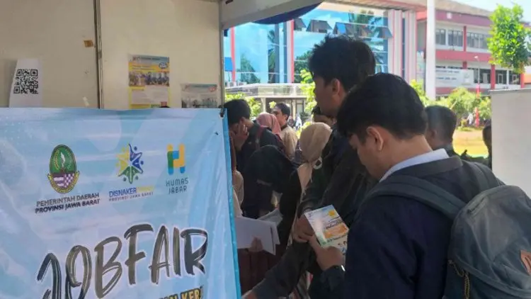 Milenial Padati Bursa Kerja di Gedung Disnakertrans Jabar