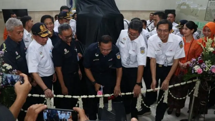 Dirut KAI Resmikan Patung Bung Karno di Blitar