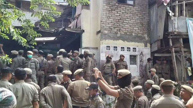 Penggusuran Rumah Deret Tamansari, Warga Hadang Satpol PP