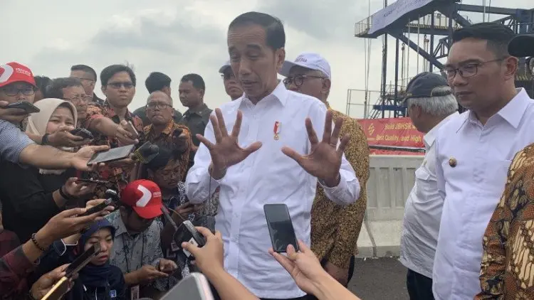 Jokowi Pastikan Kereta Cepat & LRT Selesai 2021