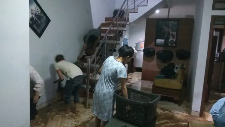 Di Cimahi Tanggul Jebol, 3 Rumah Rusak
