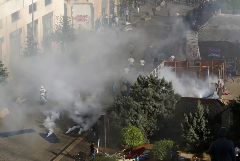 Polisi Tembakkan Gas Air Mata Demonstran di Beirut