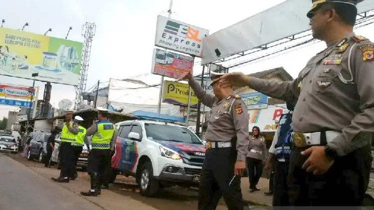 Polda Jabar Larang Warga Berwisata dengan Mobil Bak Terbuka