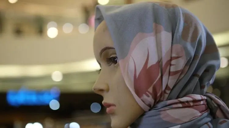 Lipstik Hingga Hijab Laris Manis di Belanja Online