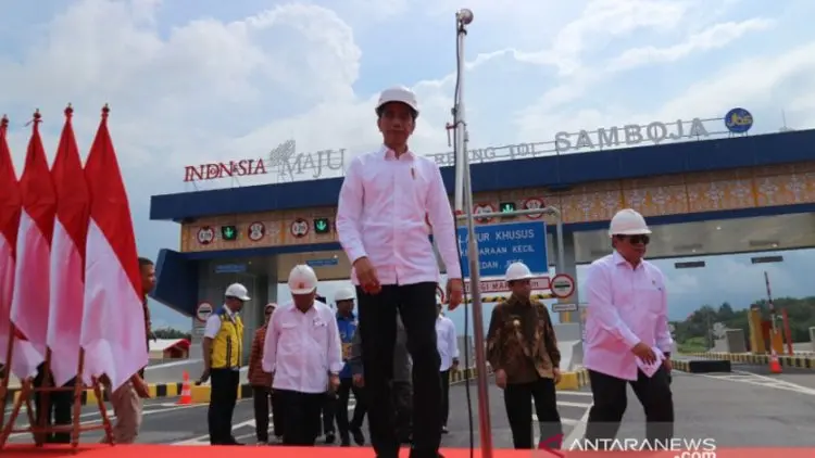 Presiden Joko Widodo “Kulo Nuwun” ke Tokoh Adat Kaltim