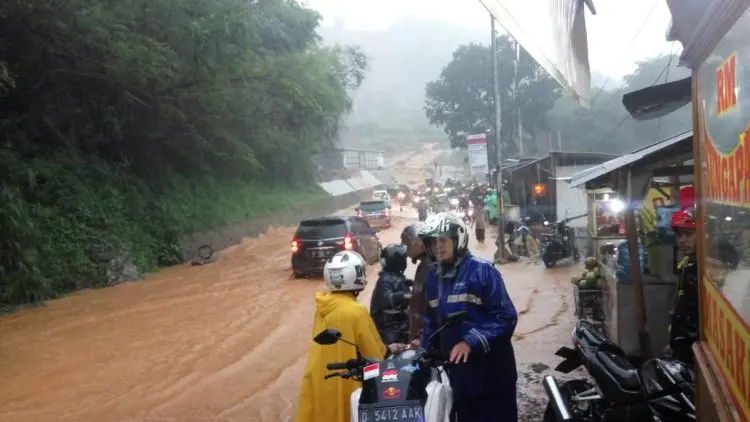 Jalan Raya Soreang-Ciwidey Sudah Bisa Dilalui Kendaraan