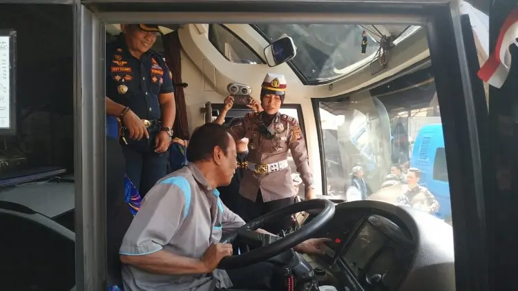 Petugas Gabungan Cirebon Uji Kelayakan Kendaraan Jelang Nataru