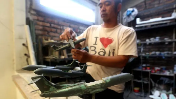 Foto: Perajin Miniatur Pesawat