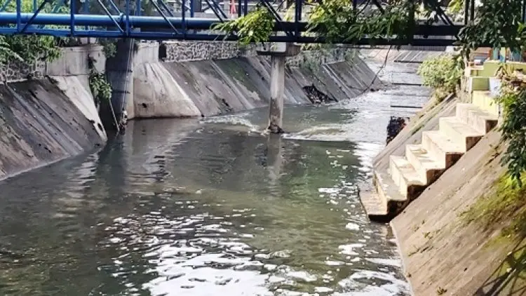 Warga Temukan Mayat Mengambang di Sungai Kawasan Batununggal