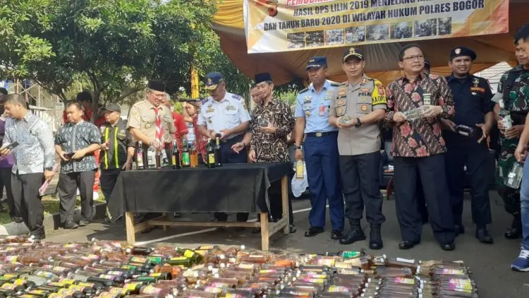 Jelang Nataru, Polres Bogor Musnahkan 33.300 Botol Miras