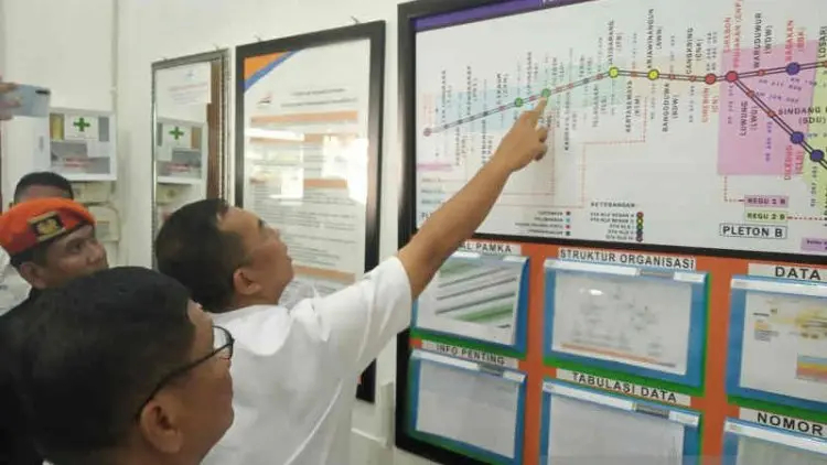 Hati-hati Warga Cirebon, Kereta Melintas Tiap Tujuh Menit Sekali