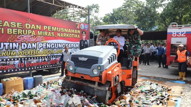 Halaman Mapolresta Bogor ‘Banjir’ Air Miras