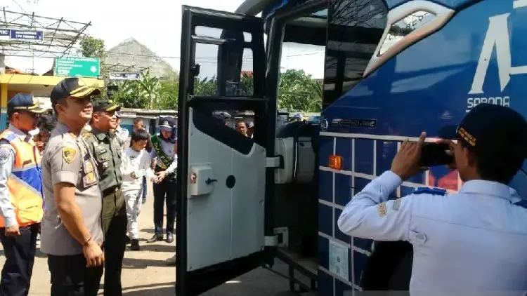 Petugas Periksa Kendaraan dan Kesehatan Sopir di Garut