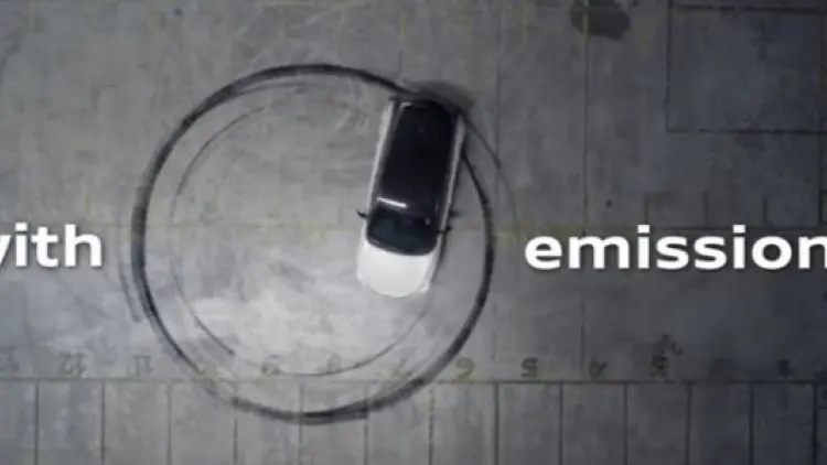 Nissan Pamer Drifting dengan Mobil Listrik