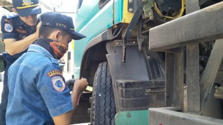 Polres Cianjur Tilang Belasan Truk Ramcek