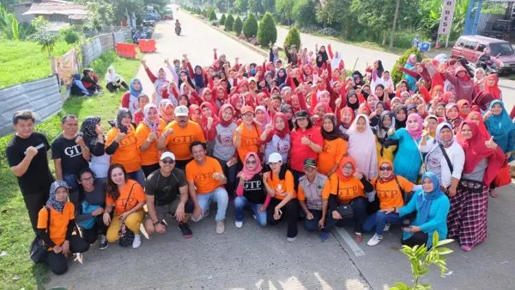 Peringati Hari Ibu, GTP dan Ibu-Ibu Tanam Pohon di Jalan R3