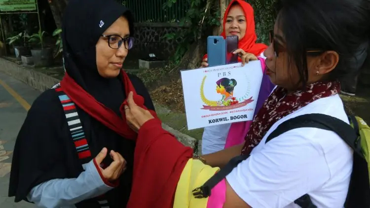 PBS Bagi-bagi Syal untuk Kaum Ibu