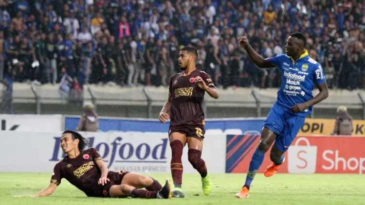 Eze 4 Gol, Hariono 1 Gol, Persib Bantai PSM 5-2
