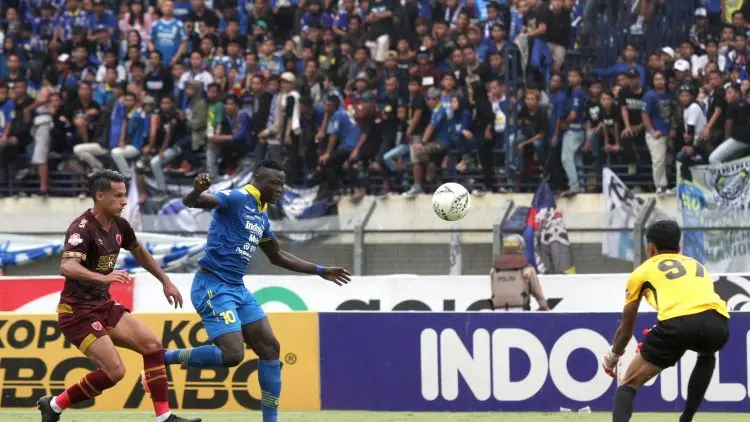 (Foto) Amuk Ezechiel N'Douassel di Laga Pamungkas Maung Bandung