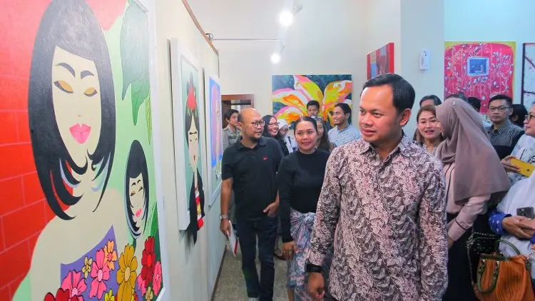 Yane Kombinasikan Lukisan dengan Kain Perca